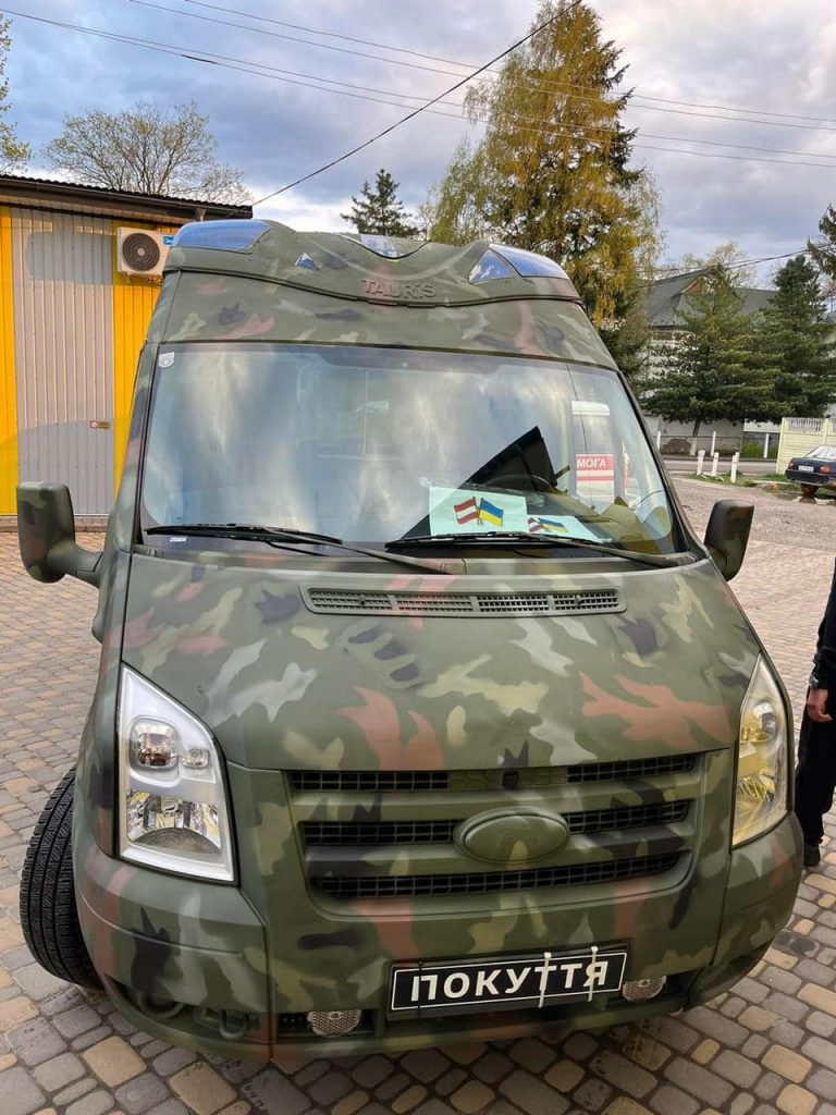 "Швидка" кольору хакі: з Коломийщини для ЗСУ передали автомобіль (ФОТО)