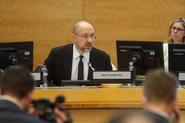 Прем'єр Шмигаль повідомив, скільки коштуватиме відновлення України після війни 7 Прем'єр Шмигаль повідомив, скільки коштуватиме відновлення України після війни