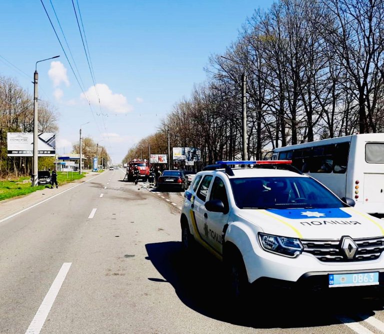В Ямниці зіткнулися Ланос і Мерседес: наслідки ДТП (ФОТО)