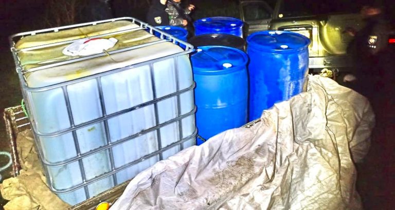 Зловили "на гарячому": на Прикарпатті чоловіки зливали пальне з поїзда і тепловоза (ФОТО)