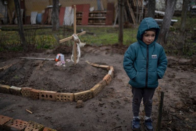 6-річний хлопчик біля маминої могили у дворі будинку на Київщині (ФОТО ДНЯ) 4 6-річний хлопчик біля маминої могили у дворі будинку на Київщині