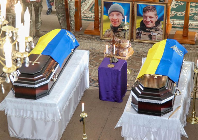 На Прикарпатті поховали братів-героїв, які віддали життя за Україну (ФОТО) 5 7 1