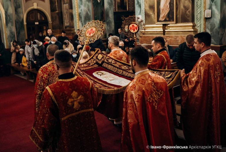 У головній святині Івано-Франківська виставили Плащаницю (ФОТО) 6 9 2