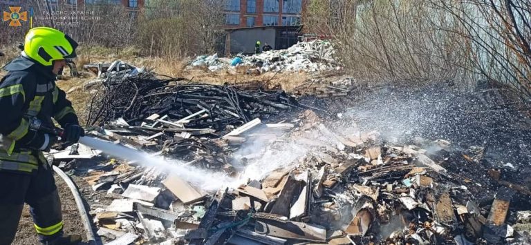 Світильник, будинки та суха трава - горіли минулої доби на Прикарпатті 11 FB IMG 1650000566431