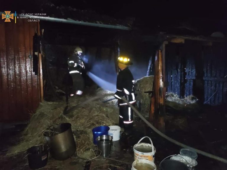 На Калущині під час пожежі вогнеборці врятували два будинки 4 FB IMG 1650952653886