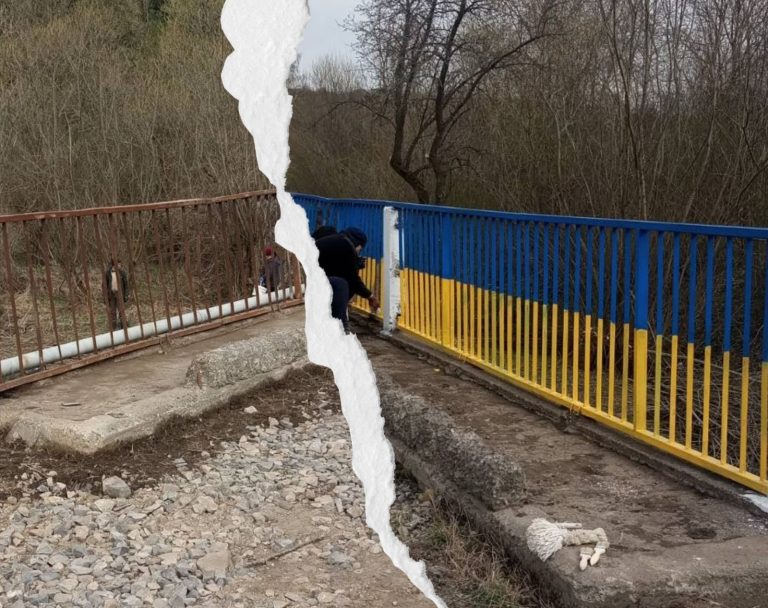 У Долинській громаді пофарбували міст у синьо-жовті кольори (ФОТО)
