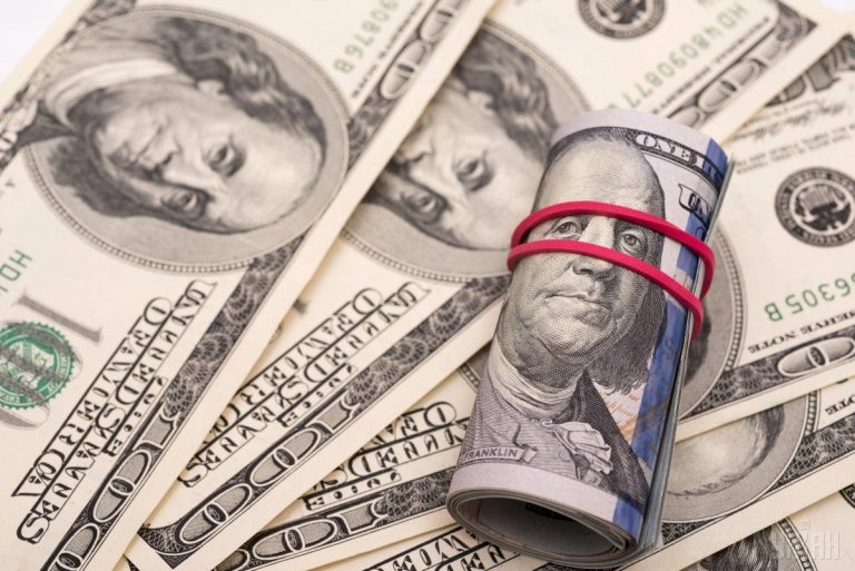В Україні знову дозволили банкам продавати валюту населенню 10 В Україні знову дозволили банкам продавати валюту населенню