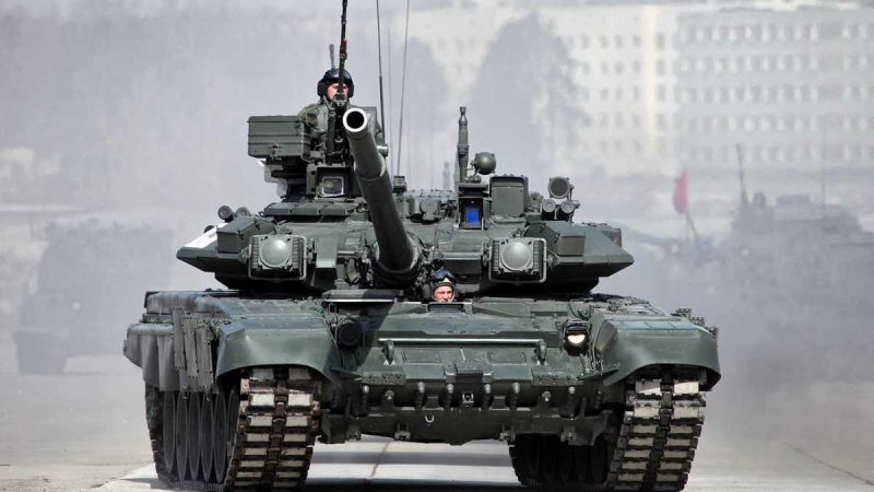 Російські солдати засипають пісок у танки, щоб не йти воювати