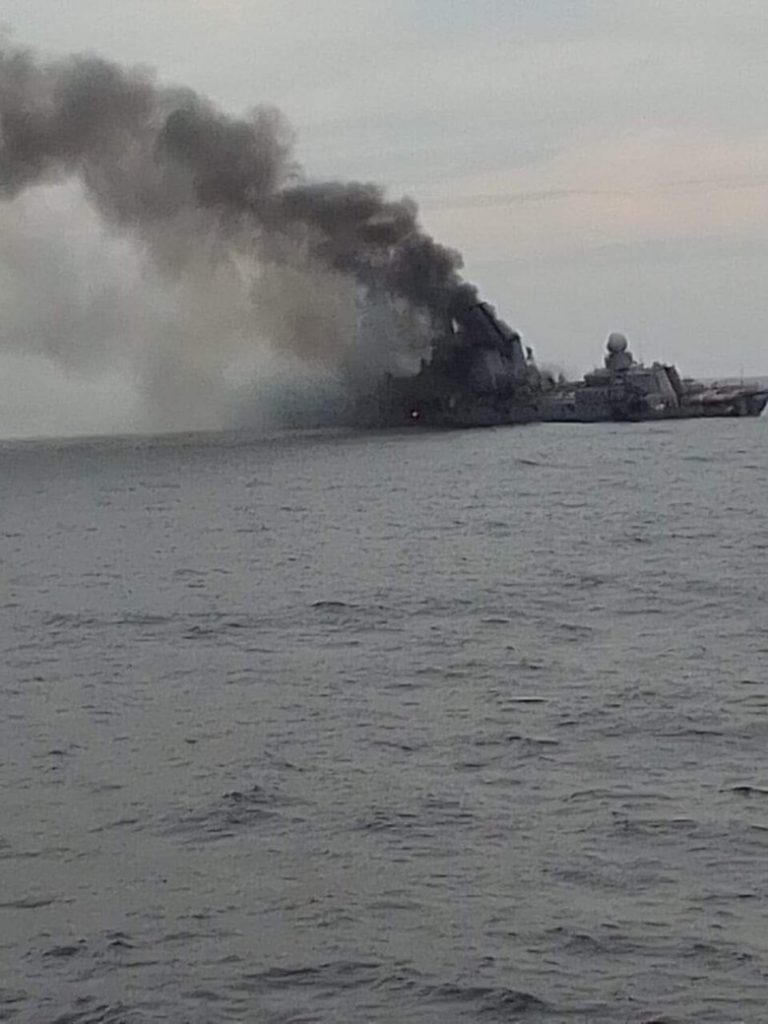 У мережі показали фото крейсера "Москва" після удару українських ракет 1 У мережі показали фото крейсера "Москва" після удару українських ракет