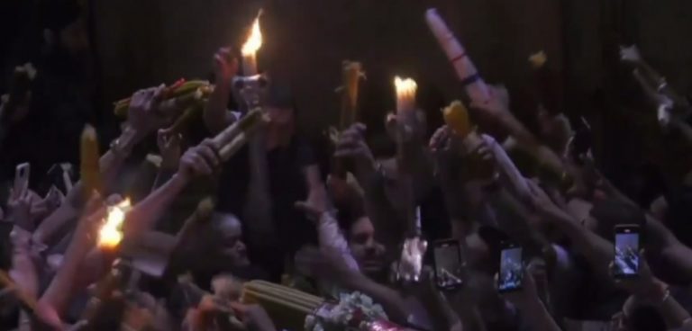 Благодатний вогонь зійшов у храмі Гробу Господнього в Єрусалимі (ВІДЕО) 11 photo 2022 04 23 11 25 05111 1