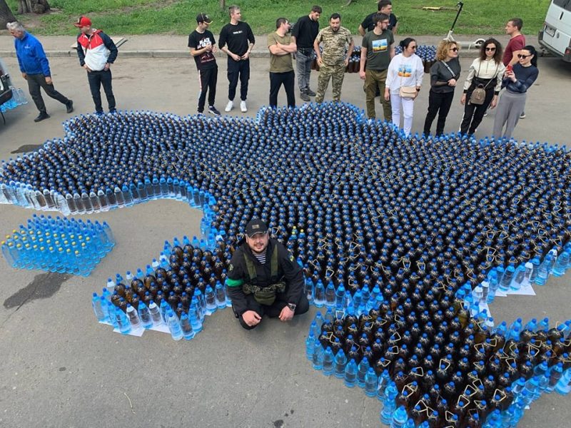 Підтримали Миколаїв: у Одесі виклали карту України з пляшок з водою (ФОТО)