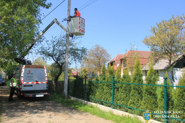 У Болехові налаштовані на мир: ремонтують вуличне освітлення (ФОТО)