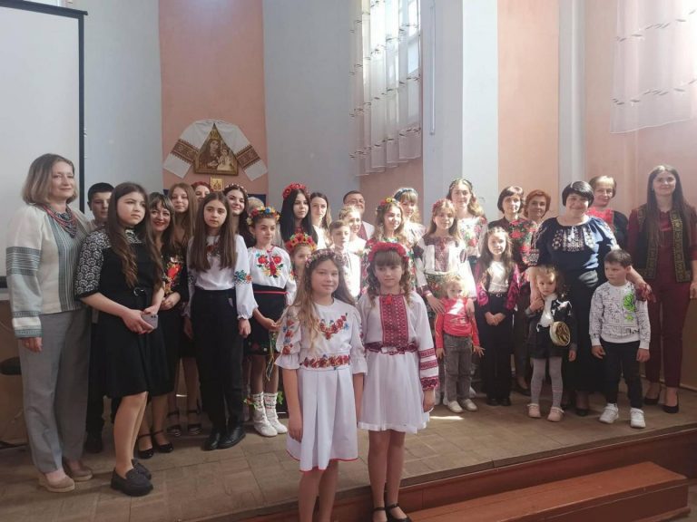 У Снятині голосами кількох областей співали для Героїв (ФОТО) 11 2022 05 30 15 18 08 180 0