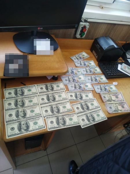 6 тисяч доларів хабаря: троє чоловіків намагалися підкупити прикордонника (ФОТО)