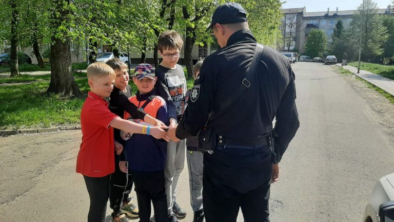Гідний вчинок: у Долині діти знайшли гаманець і подзвонили у поліцію (ФОТО) 9 Гідний вчинок: у Долині діти знайшли гаманець і подзвонили у поліцію (ФОТО)