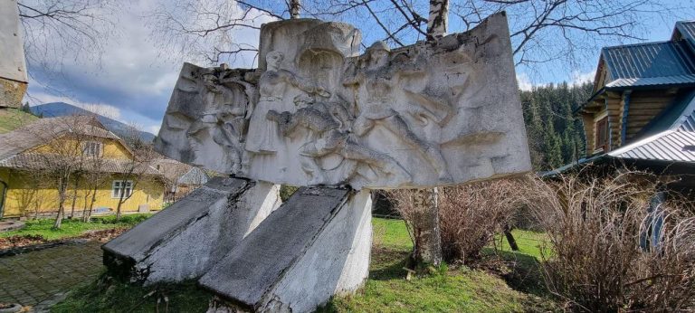 У гірському селі на Прикарпатті демонтували радянський пам'ятник (ФОТО) 5 У гірському селі на Прикарпатті демонтували радянський пам'ятник (ФОТО)