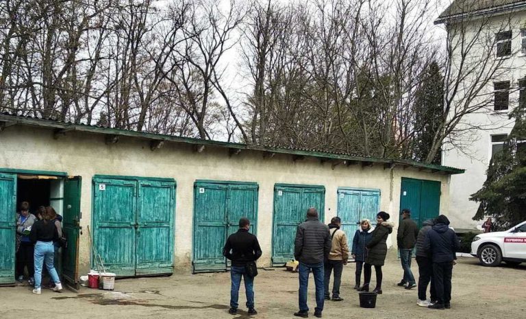 У Тлумачі продовжують видавати гуманітарну допомогу переселенцям (ФОТО) 1 У Тлумачі триває видача гуманітарної допомоги для переселенців (ФОТО)