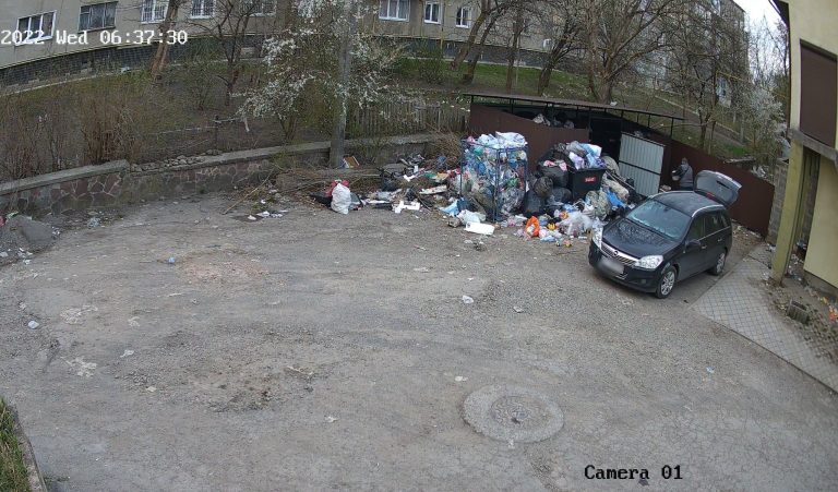 У Тисмениці з контейнерного майданчика зробили сміттєзвалище (ФОТО) 2 280279629 399162282080859 7934471695384036127 n