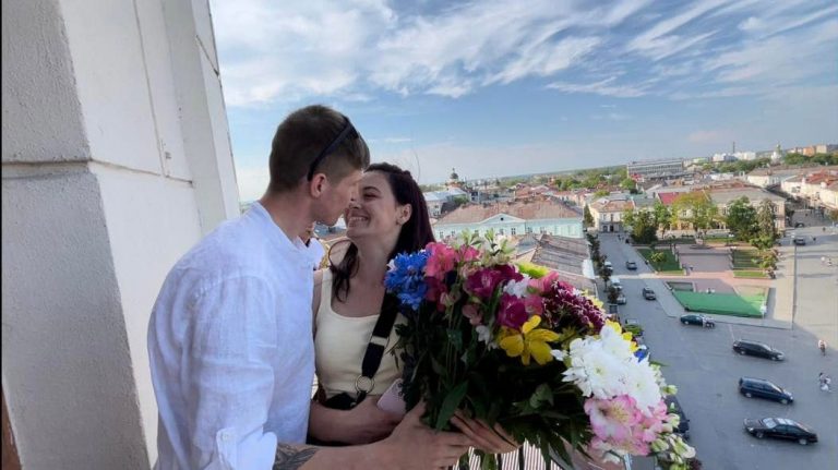 У Коломийській ратуші військовий коломийської "десятки" освідчився своїй коханій (ФОТО)