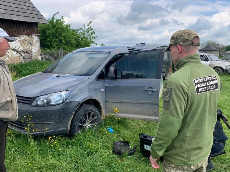 Везли 10 тисяч пачок цигарок: на Буковині контрабандисти наїхали на прикордонника (ФОТО)