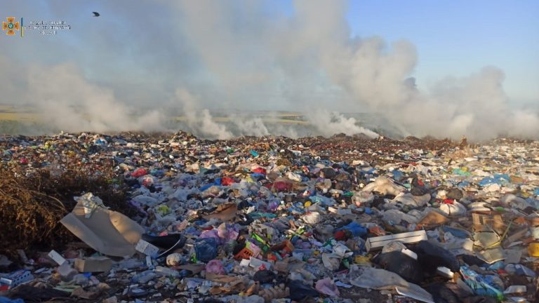 На полігоні в Тлумачі рятувальники понад добу гасять пожежу (ФОТО)