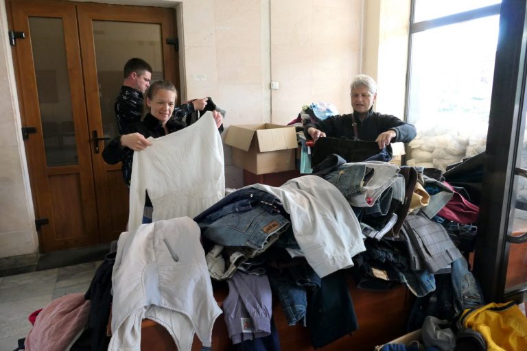 У Тисменицькій міській раді переселенці можуть вибрати собі одяг (ФОТО) 9 У Тисменицькій міській раді переселенці можуть вибрати собі одяг (ФОТО)