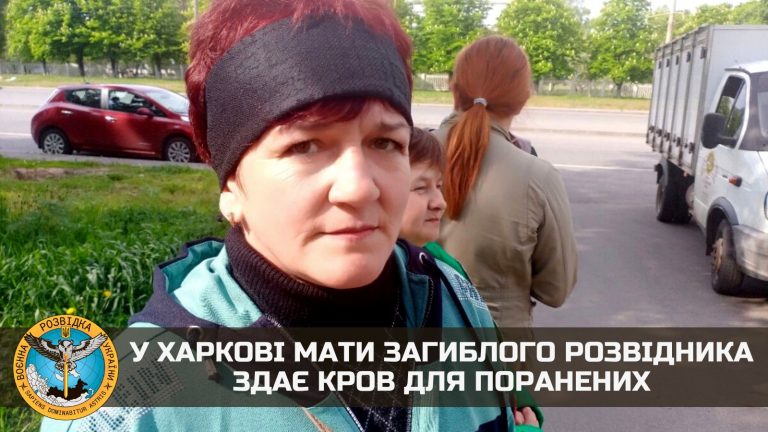 У Харкові мати розвідника, що загинув на війні здає кров для поранених