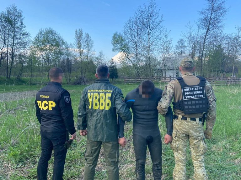 На Закарпатті хотіли підкупити прикордонника, щоб відправити за кордон ухилянта (ФОТО) 9 На Закарпатті хотіли підкупити прикордонника, щоб відправити за кордон ухилянта (ФОТО)