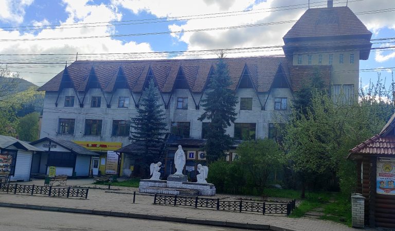 Може впасти черепиця: у Ворохті в аварійному стані будівля "Укрпошти" (ФОТО) 12 Може впасти черепиця: у Ворохті в аварійному стані будівля "Укрпошти" (ФОТО)