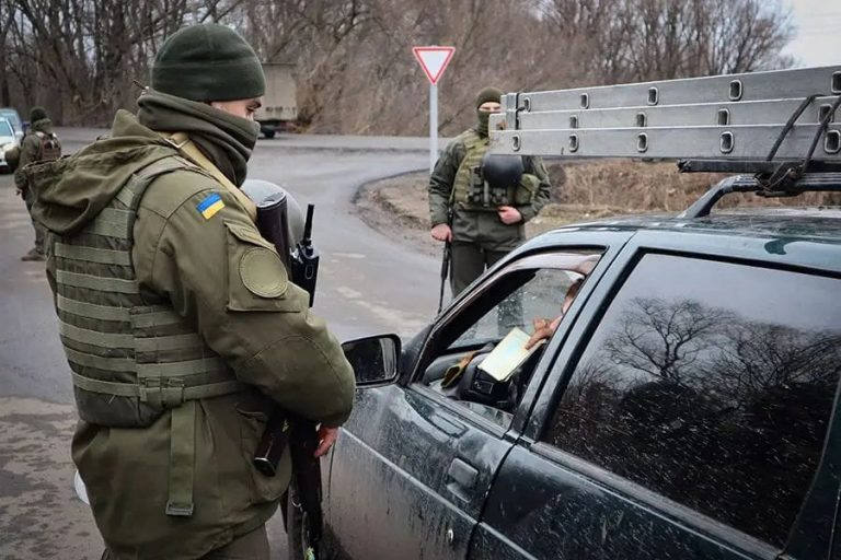 У Раді пропонують забирати автомобілі у держслужбовців, які втекли за кордон