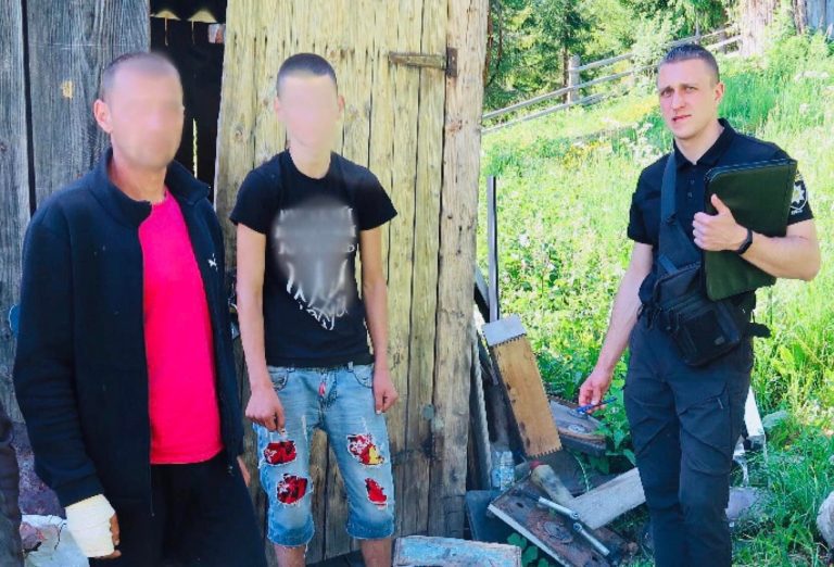 Вилазили на дерев'яні стовпи: на Верховинщині двоє хлопців вкрали 1600 метрів телефонного кабелю (ФОТО)