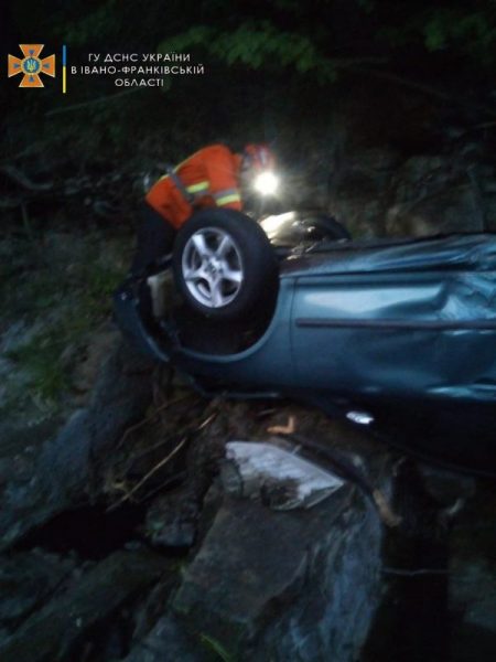На Косівщині ввечері перекинулася «Škoda»: одна людина постраждала (ФОТО)