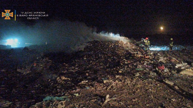 У Рибному на Прикарпатті вночі горіло сміттєзвалище: скільки гасили пожежу
