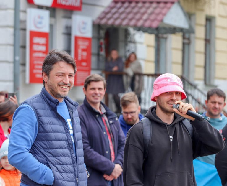Селфі й автографи: у Калуші побували Олег Псюк і Сергій Притула (ФОТО)