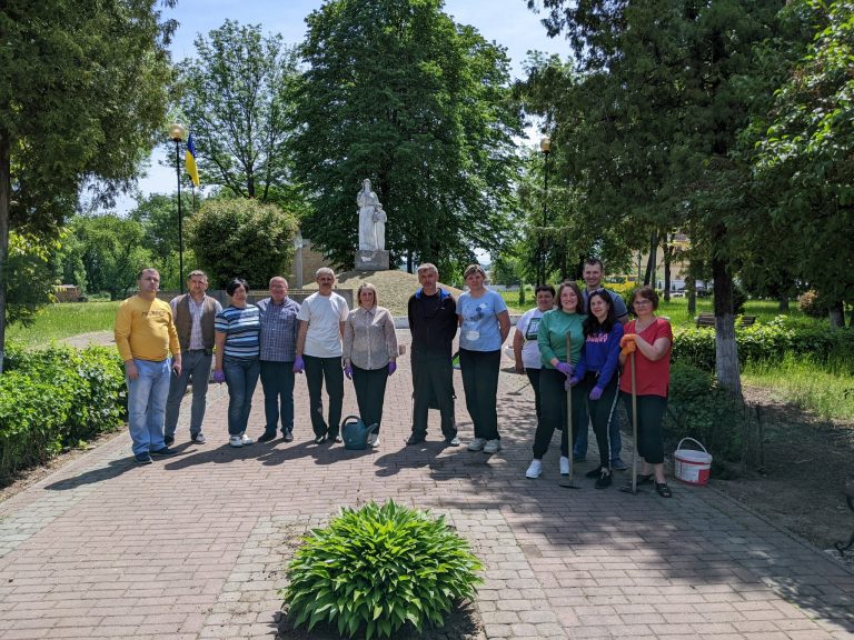 100 лілій заради перемоги: на Коломийщині створили "Алею слави ЗСУ" (ФОТО) 1 100 лілій заради перемоги: на Коломийщині створили "Алею слави ЗСУ" (ФОТО)
