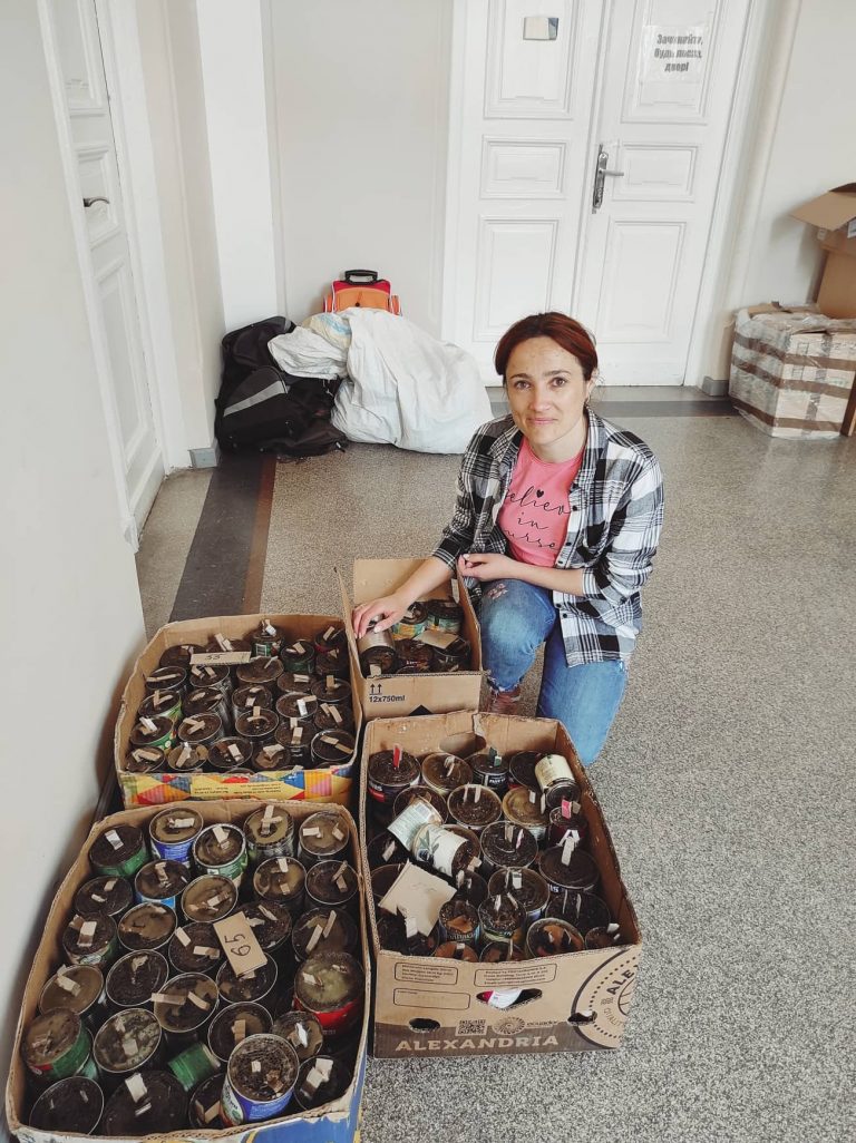 Навіть якщо залити водою - горить: з Надвірної захисникам передали окопні свічки (ФОТО) 11 Навіть якщо залити водою - горить: з Надвірної захисникам передали окопні свічки (ФОТО)