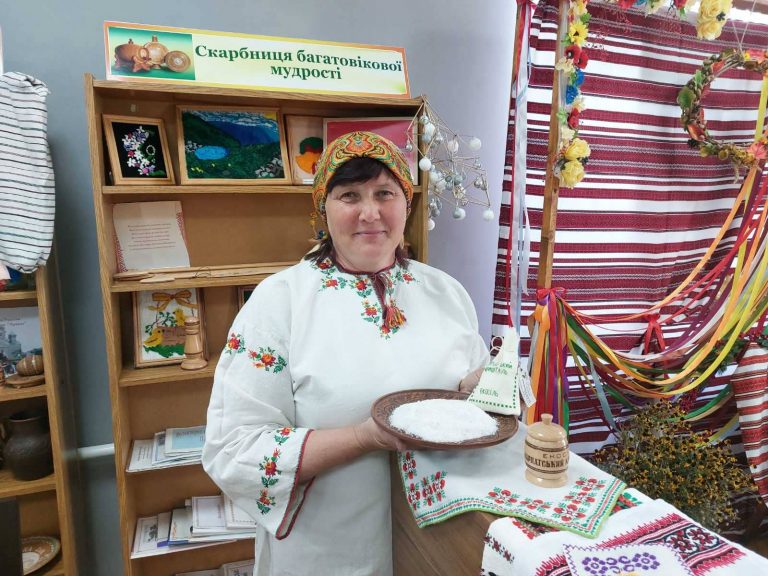 Актуальна тема: як люди на Прикарпатті самі роблять сіль екстра класу (ФОТО) 8 284128840 1281968845664409 5003823849411387984 n