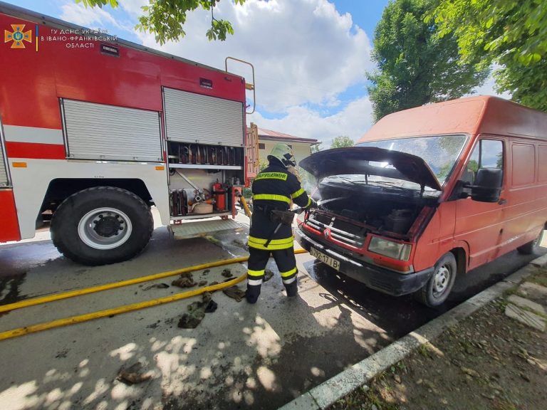 У Снятині посеред вулиці горів автомобіль: викликали рятувальників (ФОТО) 2 У Снятині посеред вулиці горів автомобіль: викликали рятувальників (ФОТО)