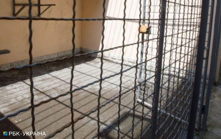 Замотували очі скотчем: окупанти знущалися з полонених військових ЗСУ