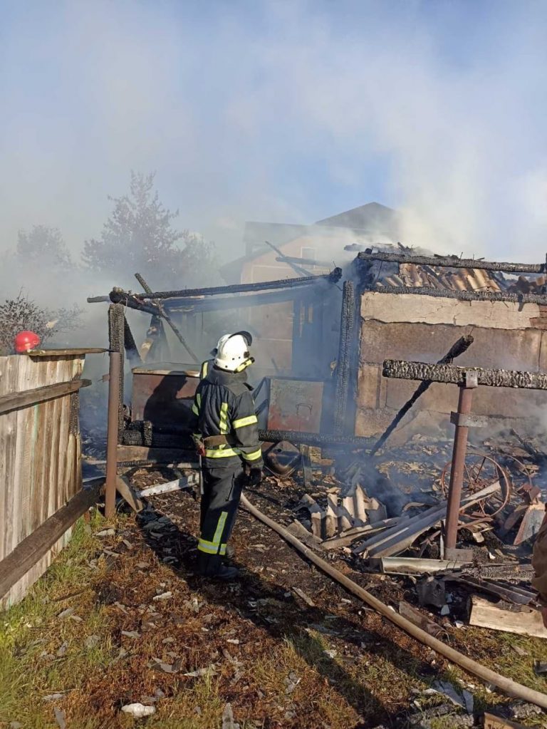 На Надвірнянщині горіла стодола: скільки часу гасили пожежу (ФОТО) 1 На Надвірнянщині горіла стодола: скільки часу гасили пожежу (ФОТО)