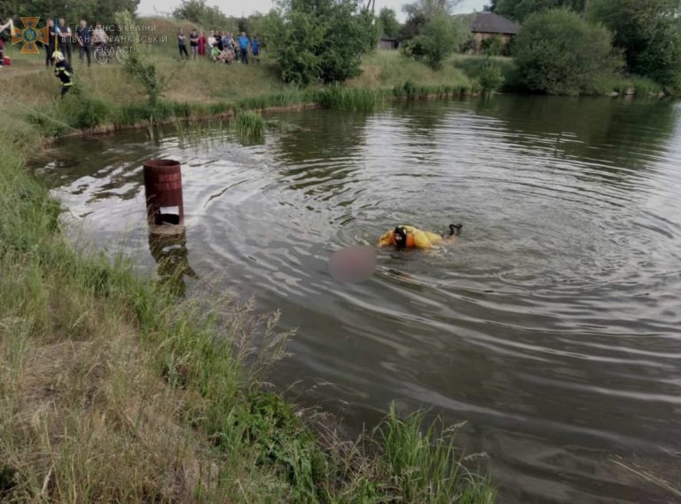 Біля Франківська рятувальники витягнули з водойми утопленика (ФОТО)