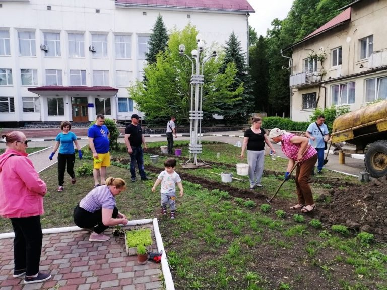 Квіти миру: в центрі Тлумача висадили 100 лілій (ФОТО) 8 Квіти миру: в центрі Тлумача висадили 100 лілій (ФОТО)