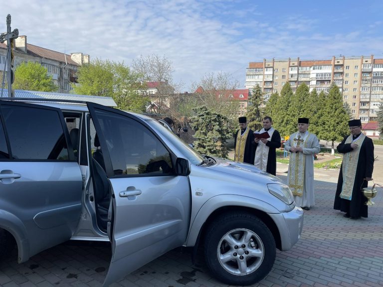 Придбали і освятили: з Калущини передали для ЗСУ ще дві машини (ФОТО) 5 Церква не залишається осторонь: релігійні громади Прикарпаття передали для ЗСУ 48 машин