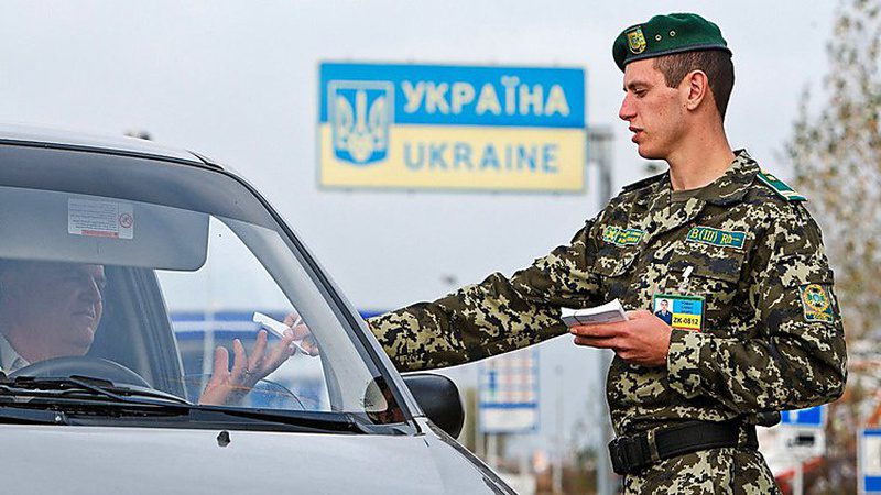 Хто з чоловіків може виїхати з України: нова постанова Кабміну