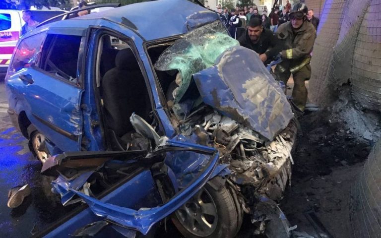 Автомобіль на величезній швидкості врізався у блокпост: двоє загиблих (ФОТО) 9 508f0d39b4fd3ad676cb9933e510601c