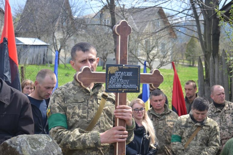 «Царство Небесне приготоване для тебе, сину», – на похороні воїна з Яремчанщини (ФОТО) 9 DSC 9682