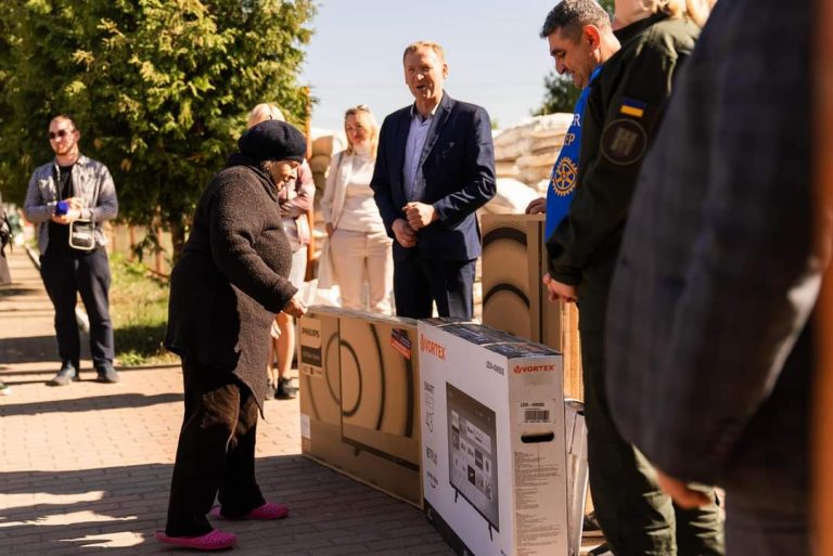 Румунські волонтери передали для переселенки, що живе на Прикарпатті, телевізор і не тільки 3 FB IMG 1653050414451