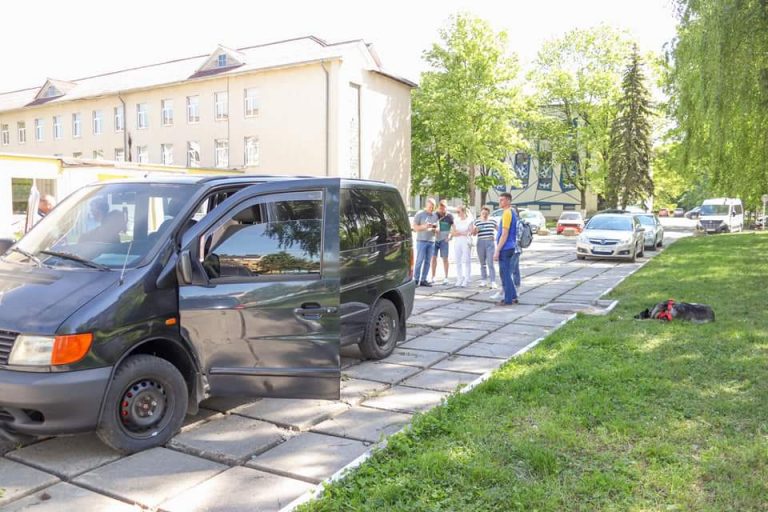 Калуські освітяни придбали і відправили на передову автомобіль (ФОТО) 11 FB IMG 1653114648530