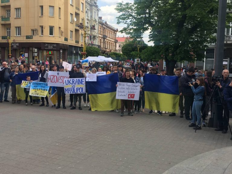 У Франківську провели акцію на підтримку військових, які мужньо тримаються на “Азовсталі” (ФОТО) 5 IMG 20220504 131505 785