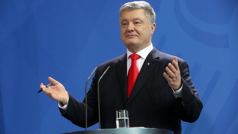 У Зеленського пояснили, чому канали Порошенка викинули з ефіру